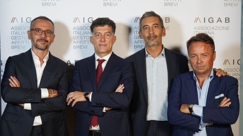 AUMENTO CEDOLARE AFFITTI BREVI AL 26%, AIGAB: STANGATA SUL CETO MEDIO